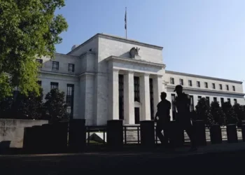 Fed reduz juros em 0,25 ponto, indica pausa e sinaliza um corte da taxa em 2026