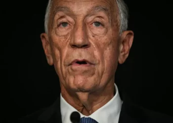 Marcelo promulga fim de taxa sobre elétricas para favorecer contribuintes