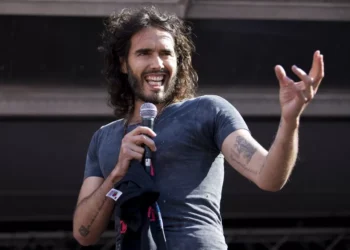 Comediante Russell Brand é alvo de novas acusações de estupro e agressão sexual