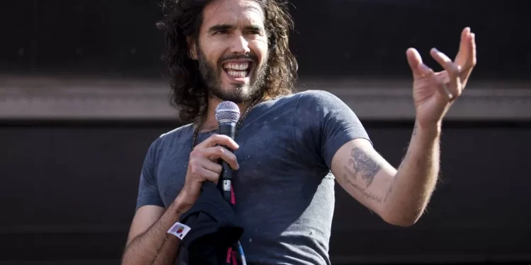 Comediante Russell Brand é alvo de novas acusações de estupro e agressão sexual