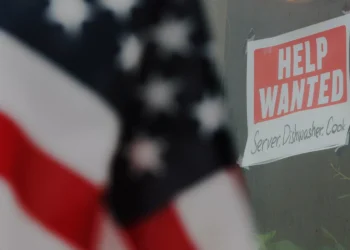 Pedidos de auxílio-desemprego nos EUA sobem para 236 mil na semana, acima do esperado