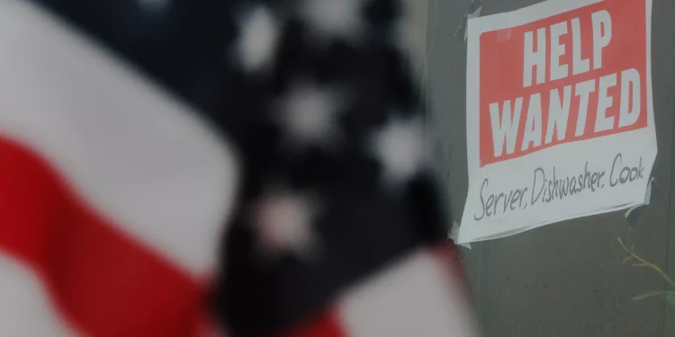 Pedidos de auxílio-desemprego nos EUA sobem para 236 mil na semana, acima do esperado