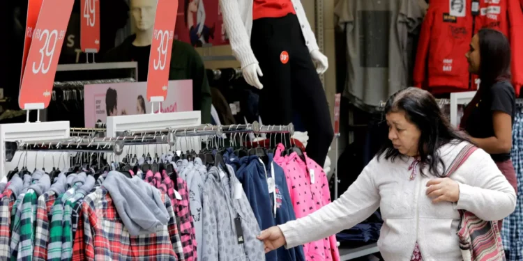 Vendas no varejo do Brasil surpreendem e avançam 0,5% em outubro, diz IBGE