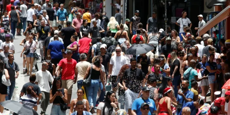 Natal: compras de última hora movimentam o comércio, mas consumidores pregam cautela