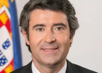 Líder do PS considera “pouco digno” de Montenegro fazer “leilão” de salários