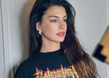 ‘Dá um CPF para ela’: Anne Hathaway coloca música brasileira e Gabriel Jesus em lista de fim de ano