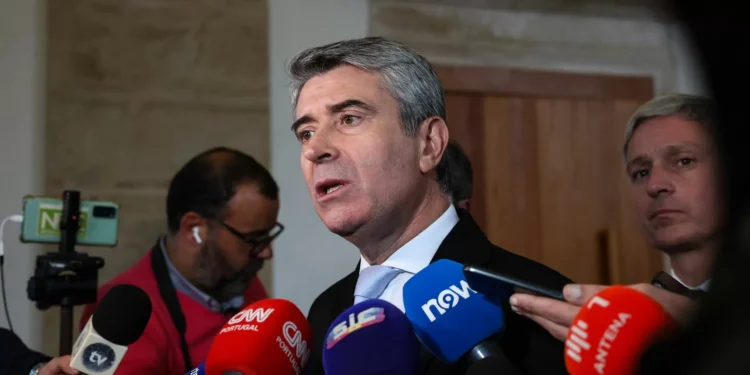 Carneiro acusa Governo de “impreparação e incompetência” após suspensão de controlos no aeroporto de Lisboa