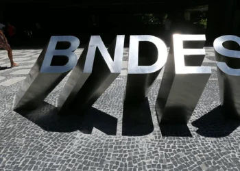 Governo injeta R$ 6 bi para BNDES criar linha de crédito para compra de caminhões