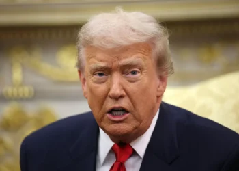 Governo Trump acusa China de práticas desleais no setor de chips, mas adia novas tarifas até 2027