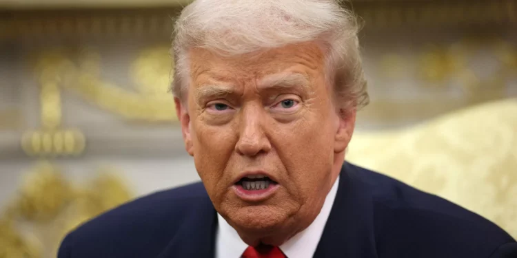 Governo Trump acusa China de práticas desleais no setor de chips, mas adia novas tarifas até 2027