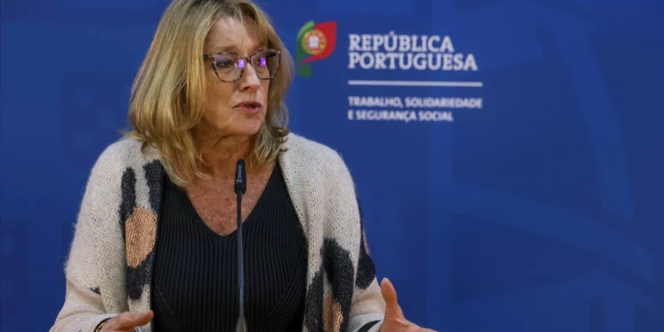 Ministra do Trabalho não se compromete com data para levar lei laboral ao parlamento