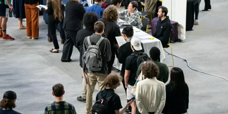 Pedidos semanais de auxílio-desemprego nos EUA têm leve alta