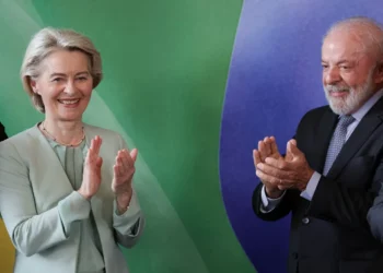 Von der Leyen vê pacto Mercosul-UE como chave para acordo em terras raras com Brasil