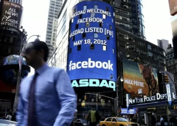 Wall Street encerra mista e Nasdaq tomba com a derrocada da Microsoft