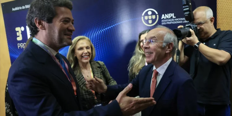 Ventura acusa Marques Mendes de se juntar a “tacho de interesses”