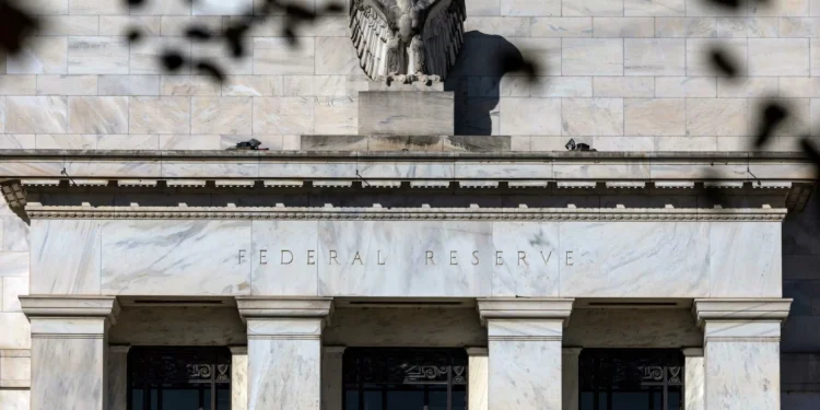 Chefe do Fed da Filadélfia sinaliza possibilidade de cortes de juros, mas sem pressa