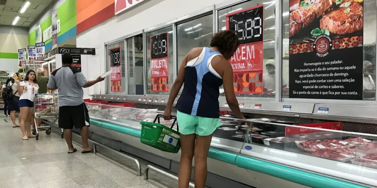 Supermercados vendem menos comida apesar da trégua da inflação