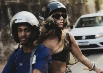 Em preparação para o Carnaval, Adriane Galisteu anda de mototáxi e leva internautas à loucura: ‘Maior gata’