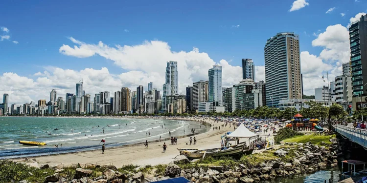 Faixa litorânea de SC vira 5ª força imobiliária do Brasil com R$ 13,4 bi