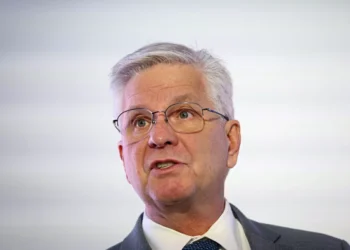 Waller diz que votou por corte de juro pelo Fed devido a risco no mercado de trabalho