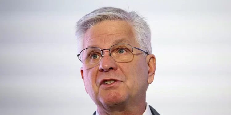 Waller diz que votou por corte de juro pelo Fed devido a risco no mercado de trabalho