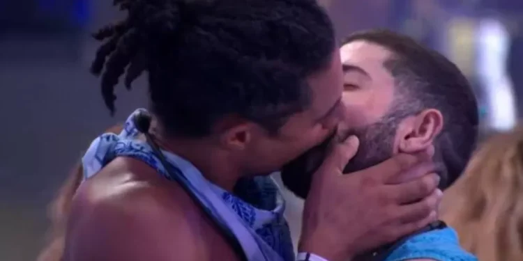 ‘BBB26’: Breno e Marcelo protagonizam o primeiro beijo da edição
