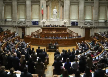 Parlamento chumba propostas para reformar governação do SNS