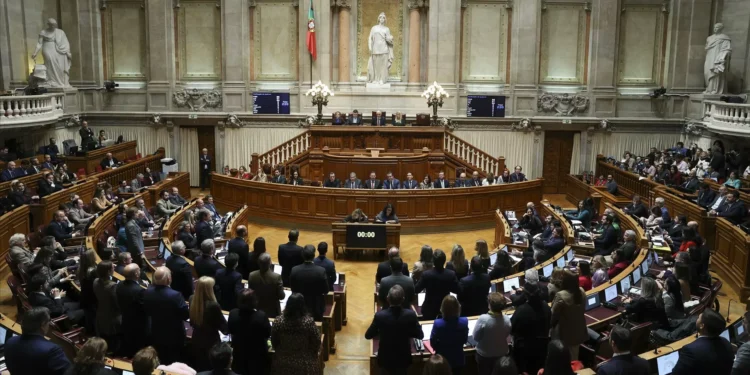 Parlamento chumba propostas para reformar governação do SNS