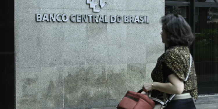 Mercado reduz previsão de inflação e mantém crescimento moderado para 2026, aponta Focus