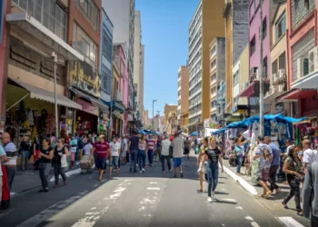 Desemprego baixo, IR e transferências vão elevar renda das famílias em 4,5%, diz XP