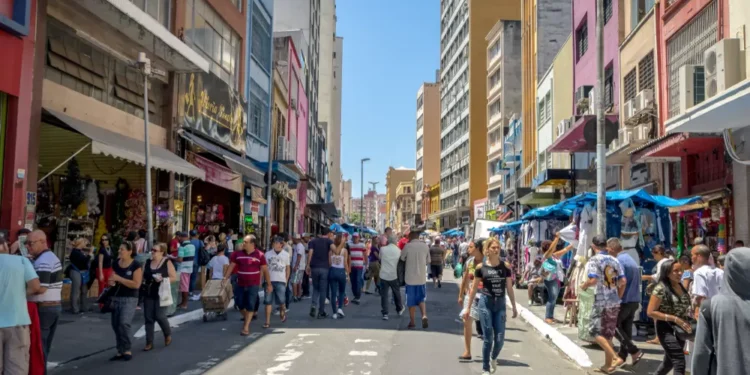 Desemprego baixo, IR e transferências vão elevar renda das famílias em 4,5%, diz XP