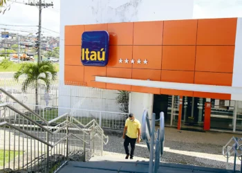 Itaú mantém estratégia conservadora para 2026 diante de juro alto e leve crescimento do desemprego