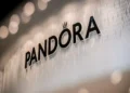 Pandora vai usar platina nas pulseiras para substituir a prata e decisão já se faz sentir na bolsa de valores