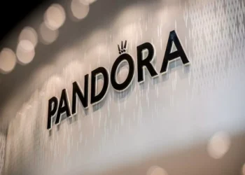 Pandora vai usar platina nas pulseiras para substituir a prata e decisão já se faz sentir na bolsa de valores