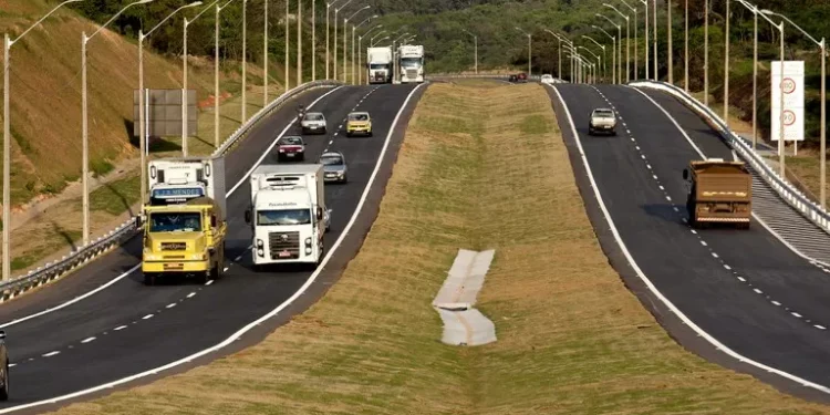 Volume de serviços cresce forte em 2025, mas dado de dezembro mostra perda de ritmo