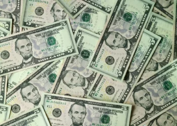 Dólar cai a R$ 5,21, menor patamar desde maio de 2024