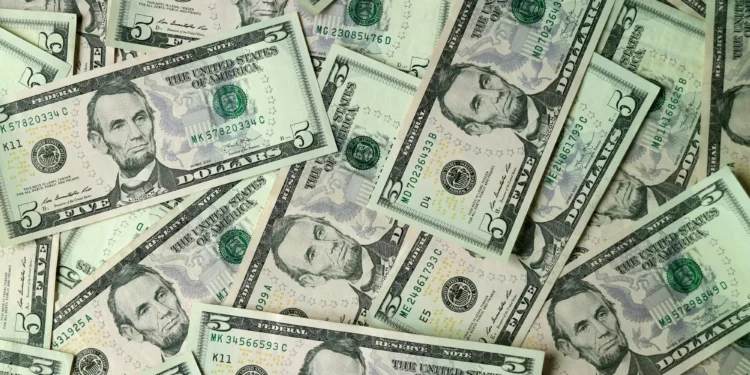 Dólar cai a R$ 5,21, menor patamar desde maio de 2024