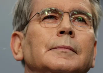 Bessent: cabe a Trump processar ou não Warsh em possível caso futuro sobre juros