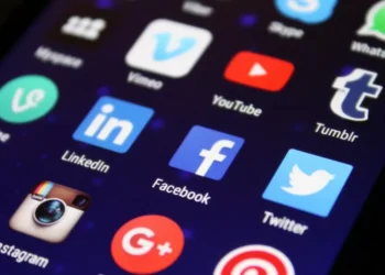 Redes Sociais: quanto perdem as tecnológicas com as restrições a menores