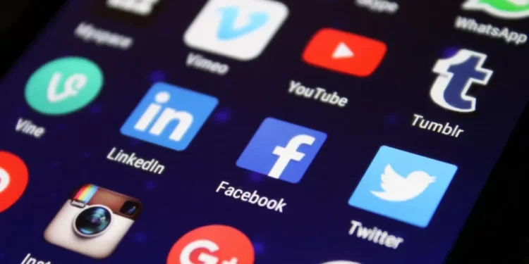 Redes Sociais: quanto perdem as tecnológicas com as restrições a menores