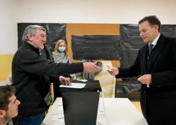 “Devemos cumprir com sentido de responsabilidade a nossa democracia”: Montenegro vota antecipadamente na segunda volta das presidenciais