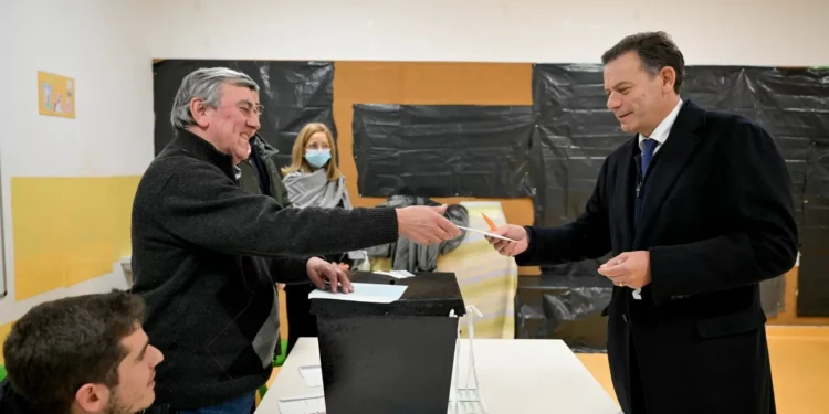“Devemos cumprir com sentido de responsabilidade a nossa democracia”: Montenegro vota antecipadamente na segunda volta das presidenciais