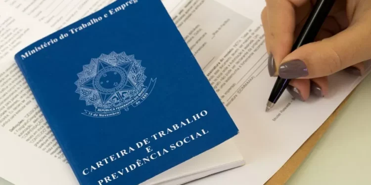 FGV: Indústria, construção e comércio cortam 34 mil vagas com ensino superior em 2025