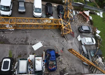 Toda a costa sob aviso laranja devido a ondas e 12 distritos pelo vento e neve