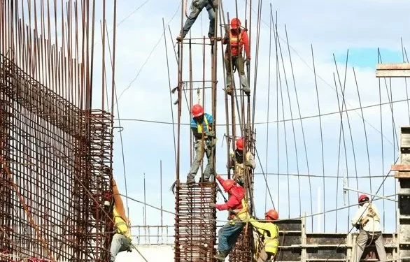 Construção civil cresce com a força do emprego, mas juros e custos pressionam o setor