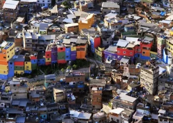 Turismo cresce na Rocinha turbinado por drones, app, visita a lajes e mototour