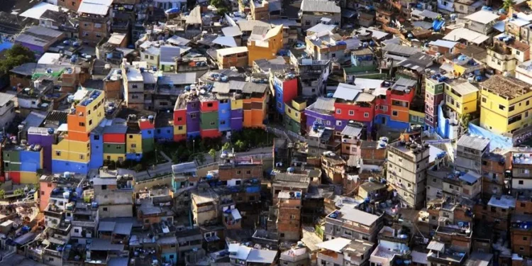 Turismo cresce na Rocinha turbinado por drones, app, visita a lajes e mototour