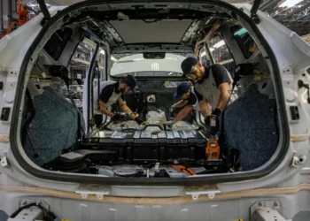 Indústria no Brasil marca 10º mês seguido de retração em fevereiro, mostra PMI