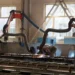 Setor manufatureiro dos EUA cresce em fevereiro; preços dos insumos sobem